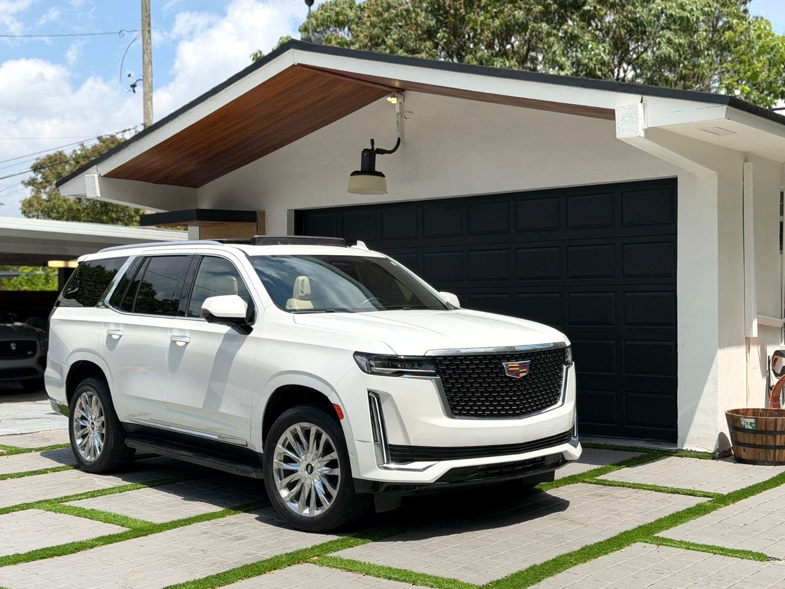 2023 Cadillac Escalade Premium Luxury, view