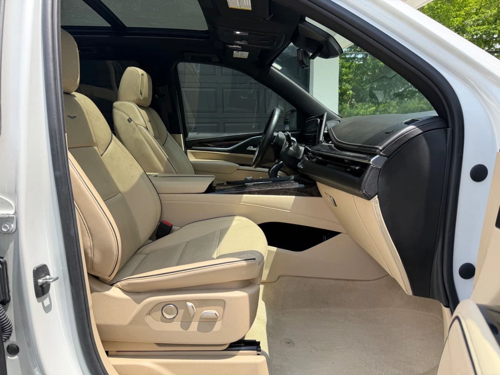 2023 Cadillac Escalade Premium Luxury, view
