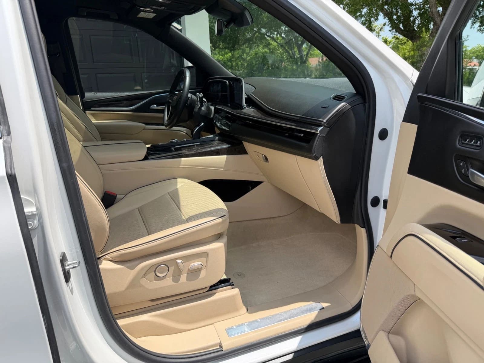 2023 Cadillac Escalade Premium Luxury, view