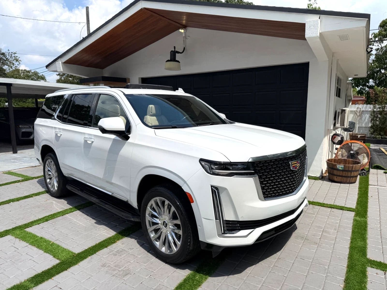 2023 Cadillac Escalade Premium Luxury, view