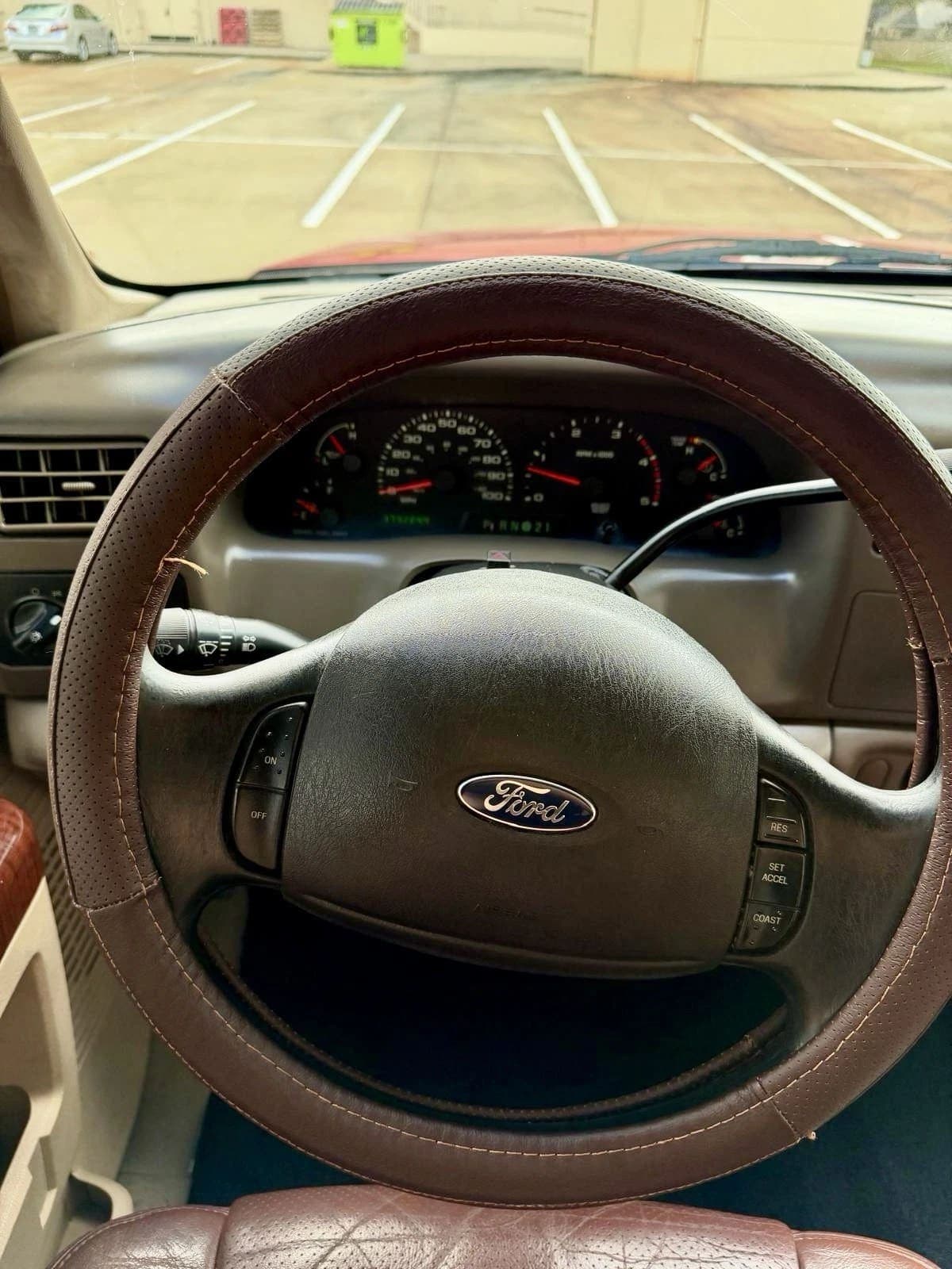 2002 Ford F-350 Super Duty King Ranch, view